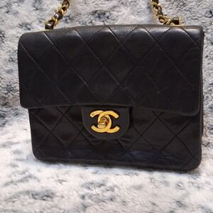 CHANEL Black Quilted Shoulder Bag with Gold Chain